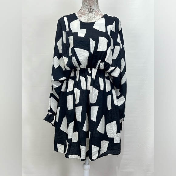 🛍️CES FEMME Black abstract print bat wing dress size M. - Picture 8 of 13